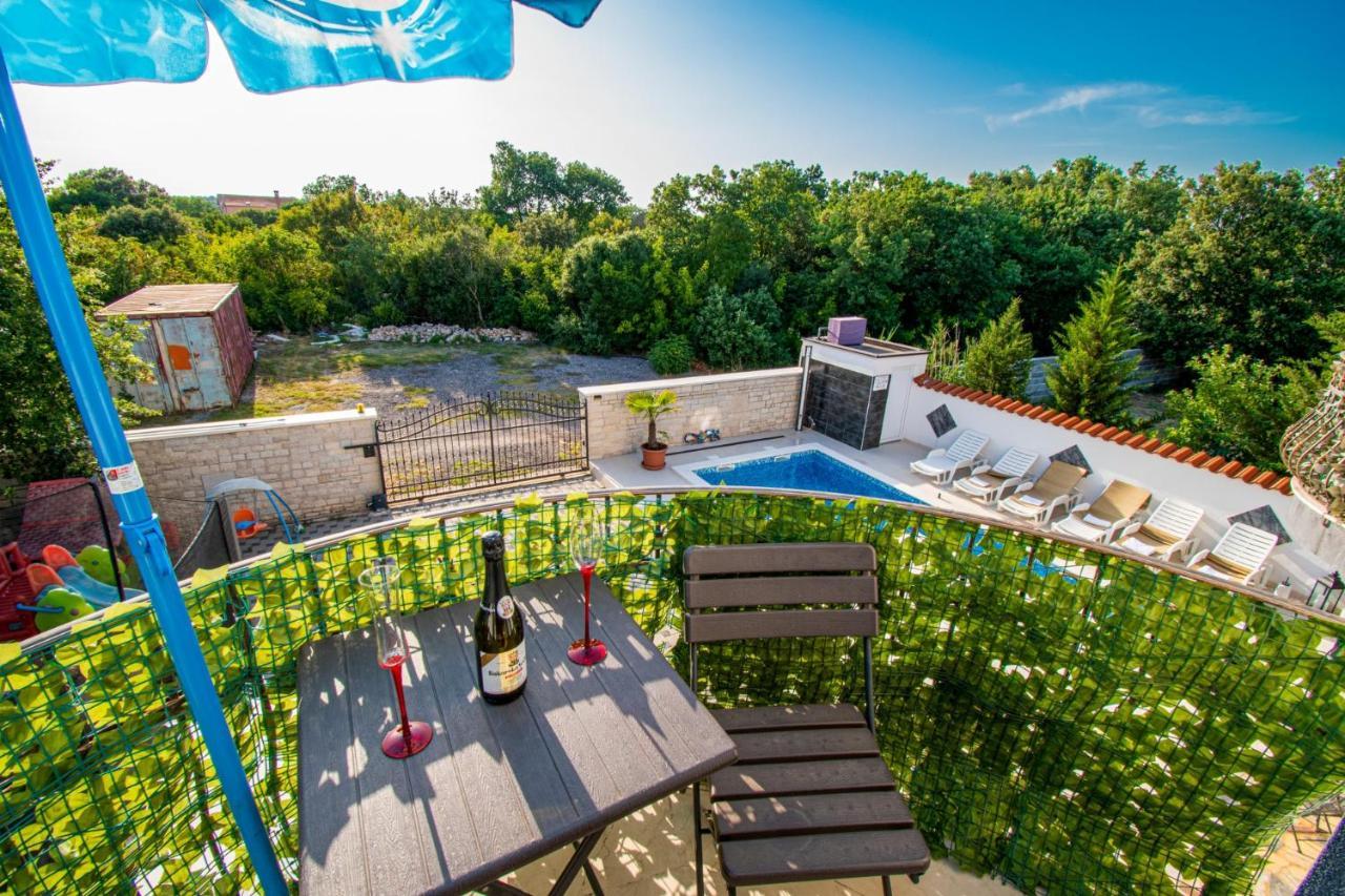Apartments With Pool In Pula,Croatia Exterior photo